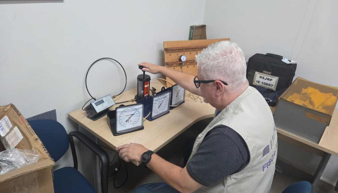 Em São José do Rio Preto, Ipem-SP verifica aparelhos de medir pressão arterial do Hospital de Base